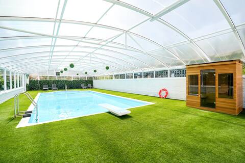 SpaPartyHome with Swimming Pool, Hottub, and Sauna