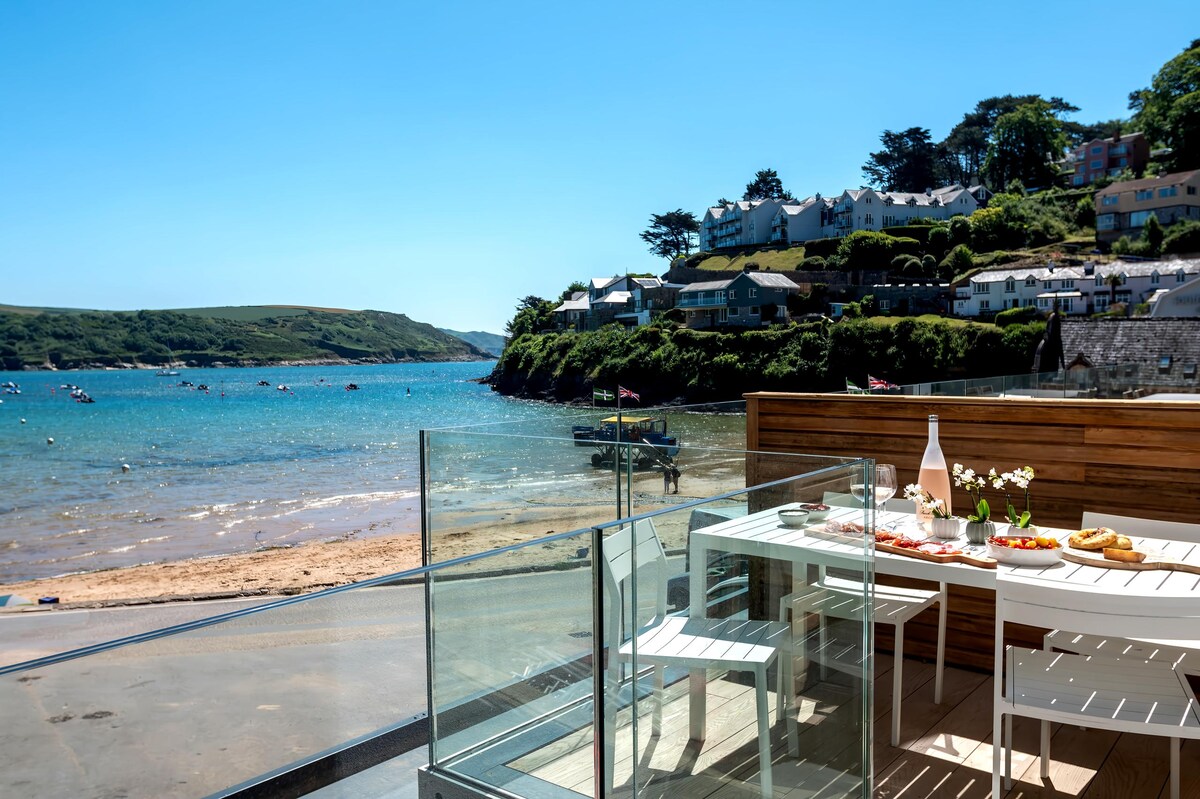 Popular Airbnb listing: 3 The Reach - Luxury 3 bed beach front Apartment in Salcombe