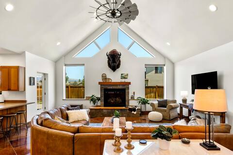 Gallatin Getaway - Cheerful Home with Hot Tub