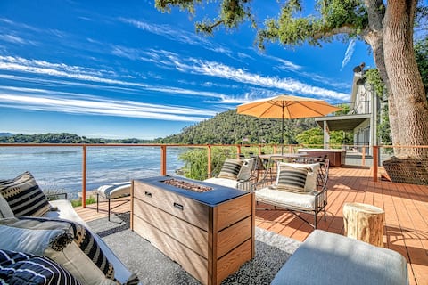 Lakefront, sunset views, hot tub, deck & firepit