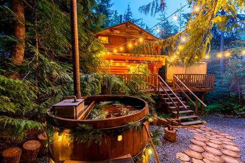 Mountain Log Cabin with Cedar Tub and Sauna