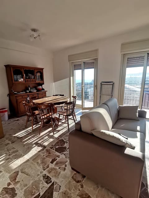 Spacious 110M2, sea view 50m from the beach !