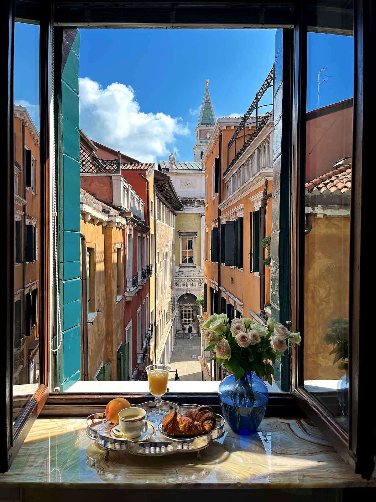Popular Airbnb listing: Corona San Marco Apartment. in Venezia
