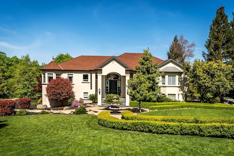 Stunning Country Retreat with Pool & Theatre Room!