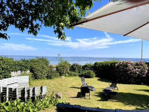 Cheerful villa with direct sea view