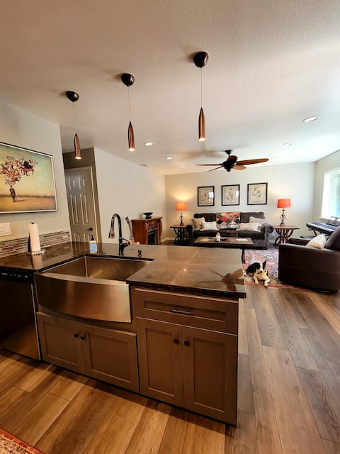 Cheerful 3 Bedroom, 3 Bathroom Mountain Cottage