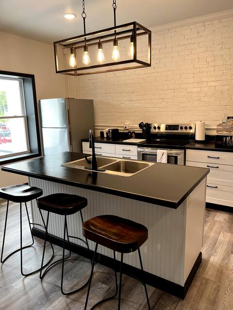 Lovely modern downtown studio with fireplace