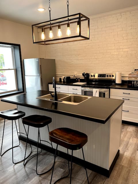 Lovely modern downtown studio with fireplace
