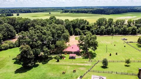 FarmCharm getaway outside Memphis | Nearby winery