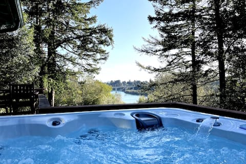 Chetco Riverview! Rejuvenating Hot Tub! King Bed!