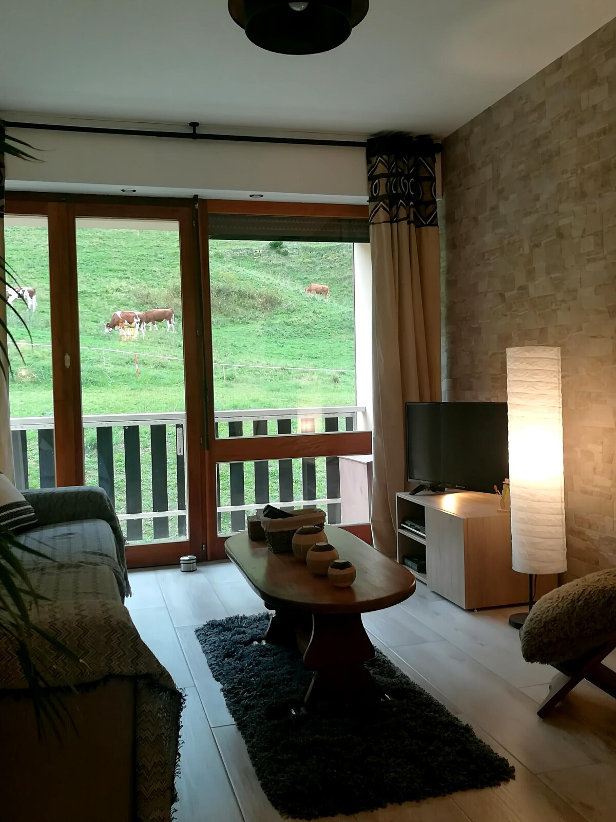 Top Airbnb: Cozy and tidy apartment, Station center in Lélex