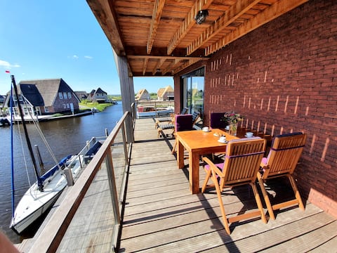 Apartment with spacious private balcony on the water
