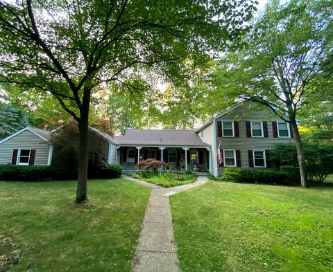 Spacious Comfortable Family Home - Prime Location