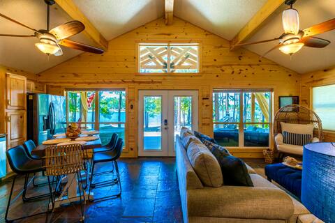Fisher's Point Waterfront Property-Sleep 6 Hot Tub