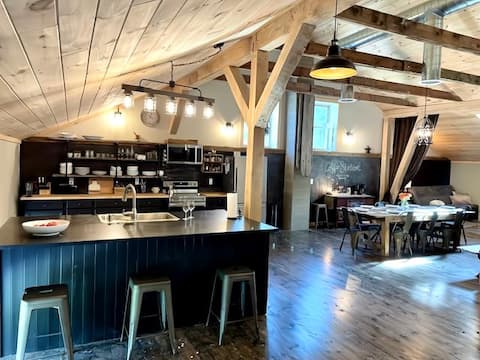 Stylish factory-farmhouse deluxe loft