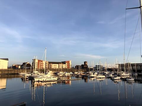 Lovely two bedroom flat with marina views