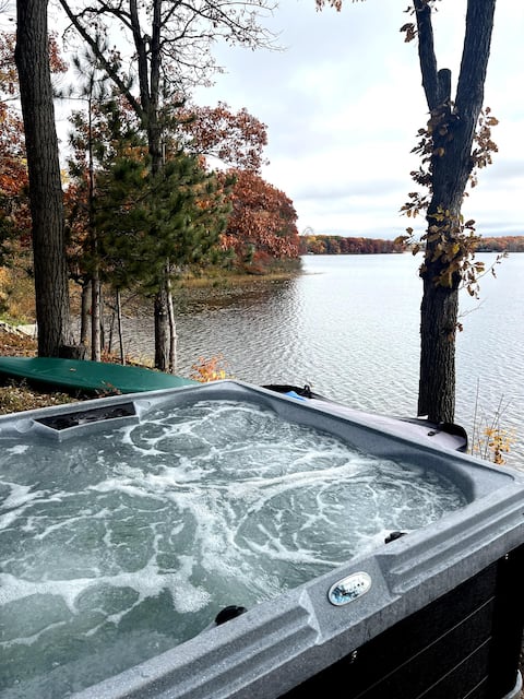Partridge Lake House - Canoe, Hot Tub, Campfire