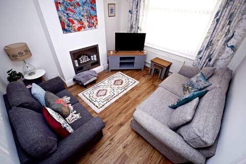 Cheerful 3 bedroom house close to Cheshire Oaks