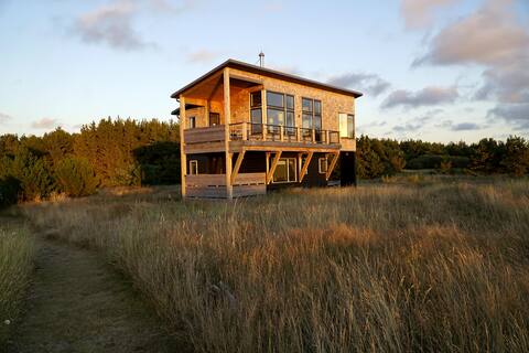 Beachfront + gated + amazing views + wood stove
