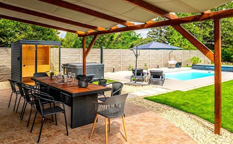 Villa Uno Balaton with Pool, Sauna and Jacuzzi