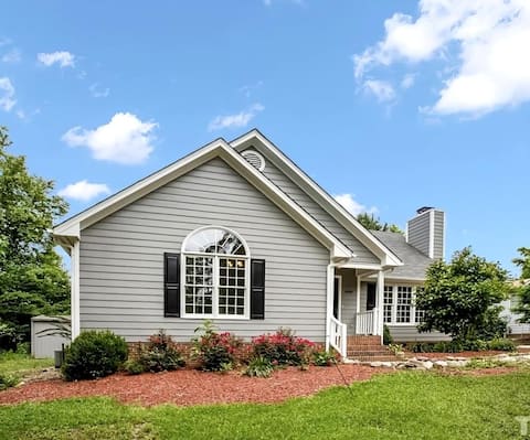 The GreyHouse, near Raleigh- 3d bed and 2 bath.