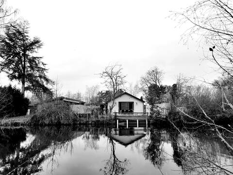 Quiet chalet with garden located on fishing pond.