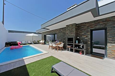 House w/Private Heated Pool, Parking,Air Condition