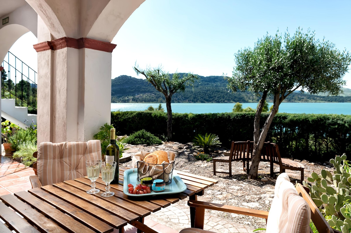 Leistungsstarkes Airbnb: Lakefront Finca With Amazing View In National Park in Antequera