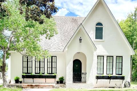 4 Bedroom Historic Cottage near Front Street