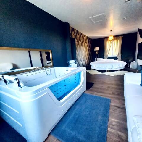 Suite with jaccuzi / balneo. Red room option