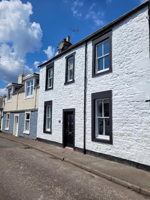 Character cottage in the centre of Moffat