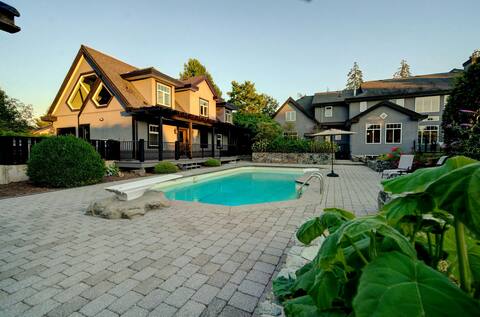 Lux Mansion, sleeps 22, pool, hot tub, gym, office