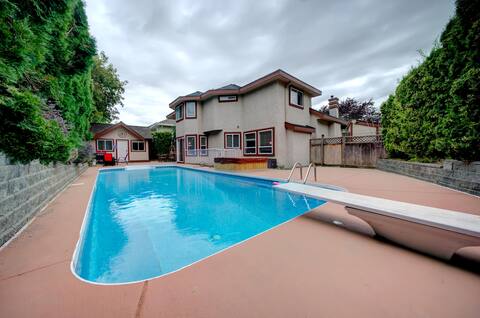 Large 8 BR, AC, sleeps 22, pool, hottub,pool table