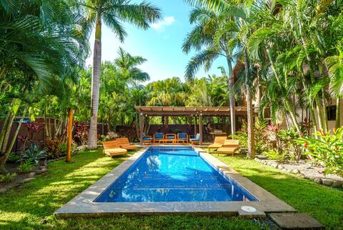 Tropical oasis. Walk to beach. Perfect for family.