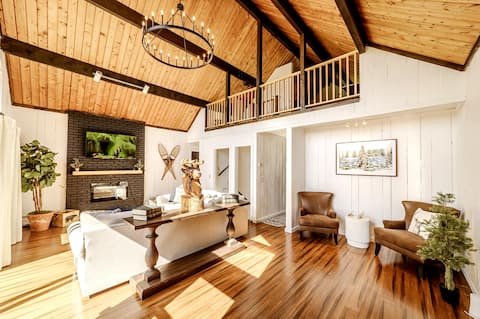 Mountain view chalet with hot tub & fire pit!