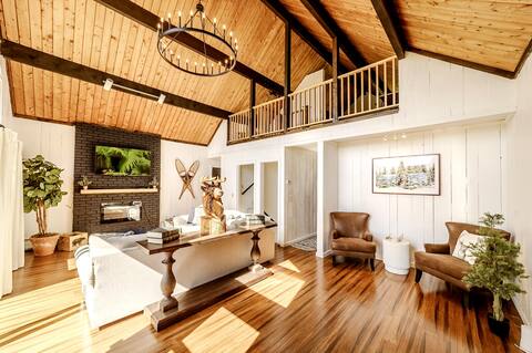Mountain view chalet with hot tub & fire pit!