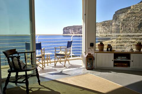 Waterfront apartment with sea and cliff viewing