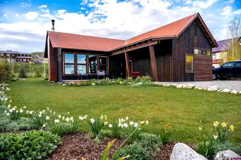 Cozy  Ranch with Hot Tub near Bus Route. CB South.