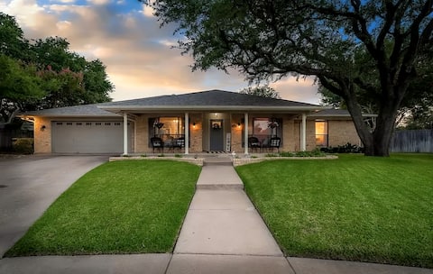 Lovely 3 bed/3 bath home + office/4th bed, pool.