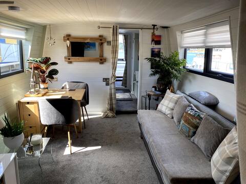 Top Airbnb: Quirky houseboat with 2 car spaces & harbour views in Bembridge