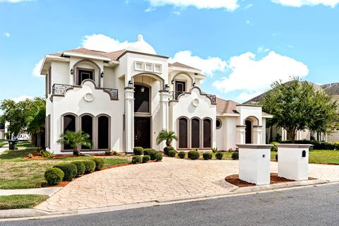 3 king beds! in upscale neighborhood with pool