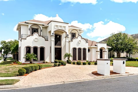 3 king beds! in upscale neighborhood with pool
