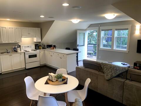 Beautiful 1 bed Carriage House in Saanich West