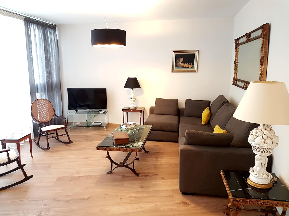 Popular Airbnb listing: Nice apartment old quarter/In the beach in 15min in Soho