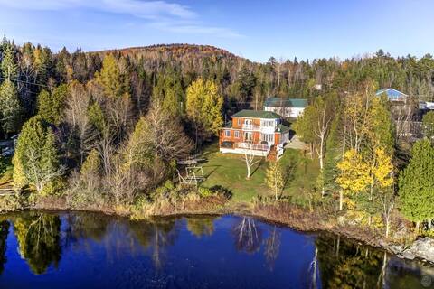 LARGE cottage, stunning LAKE, spa and billiards