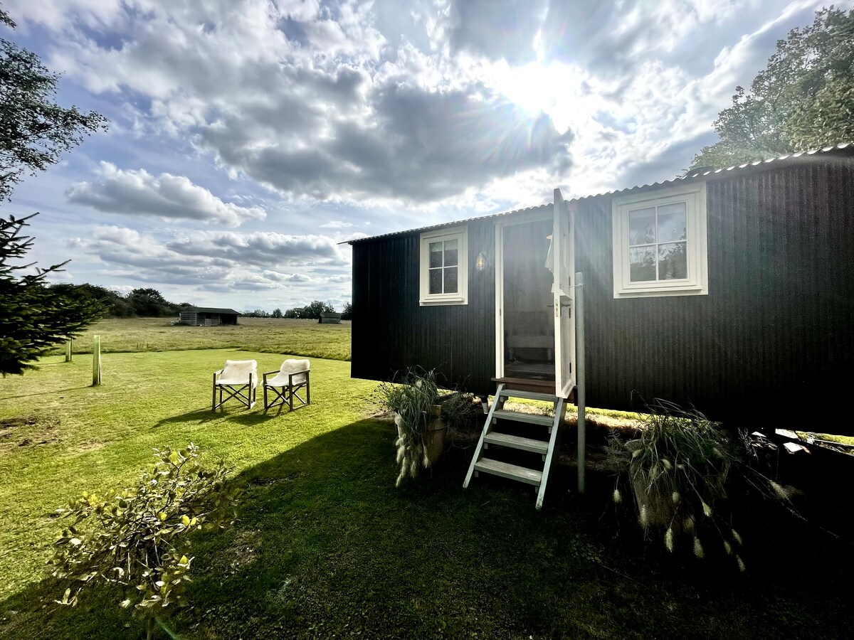 Popular Airbnb listing: Delightful Cotswolds Shepherds Hut - Mallard Hut in Somerford Keynes