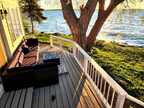 Modern 4-bedroom Lakefront Cottage with Sauna