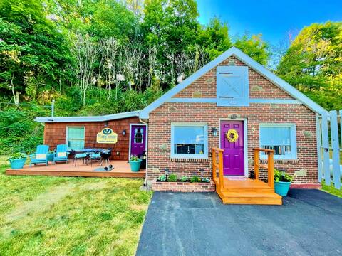 Cozy Corner Cottage - 2 bedroom home, pet friendly