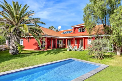 Villa Artigar, garden, swimming pool and bbq.