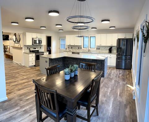 Indoor Pool, 5 Bedrooms, 10 Min Walk to Lambeau